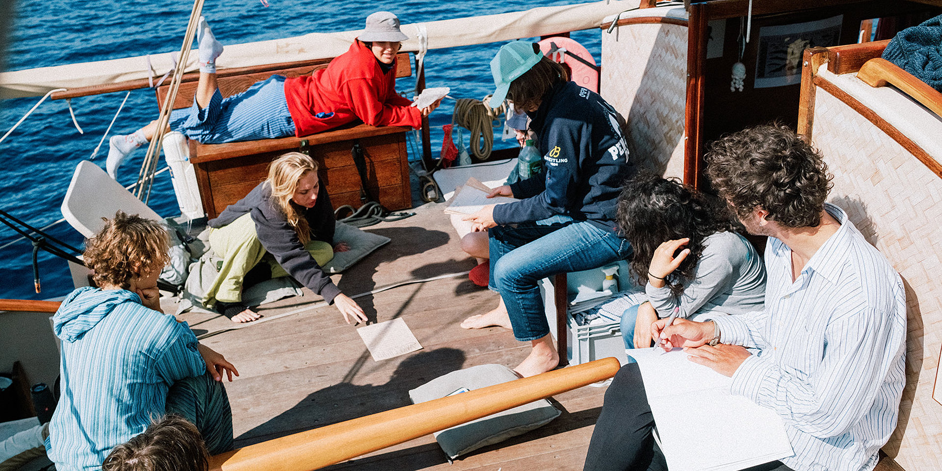 Studierende beim gemeinsamen Zeichnen auf dem Boot.