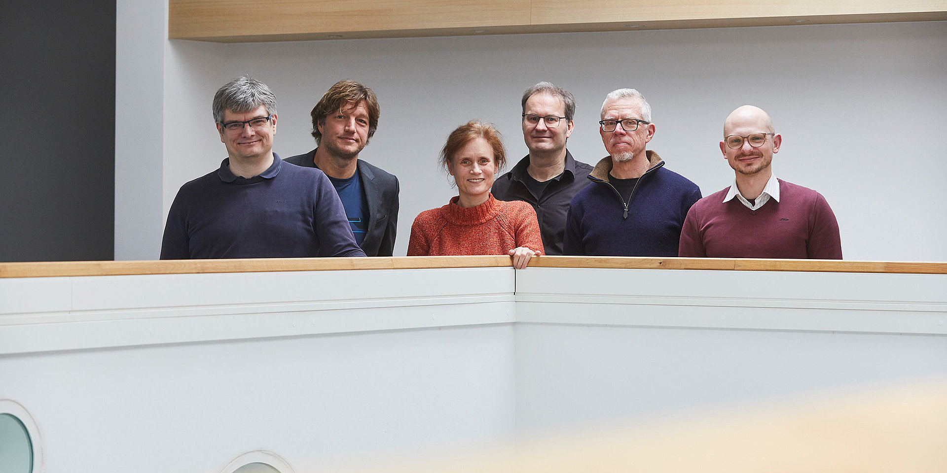 Gruppe von sechs h_da-Professor*innen im Atrium des Gebäudes Chemie- und Biotechnologie