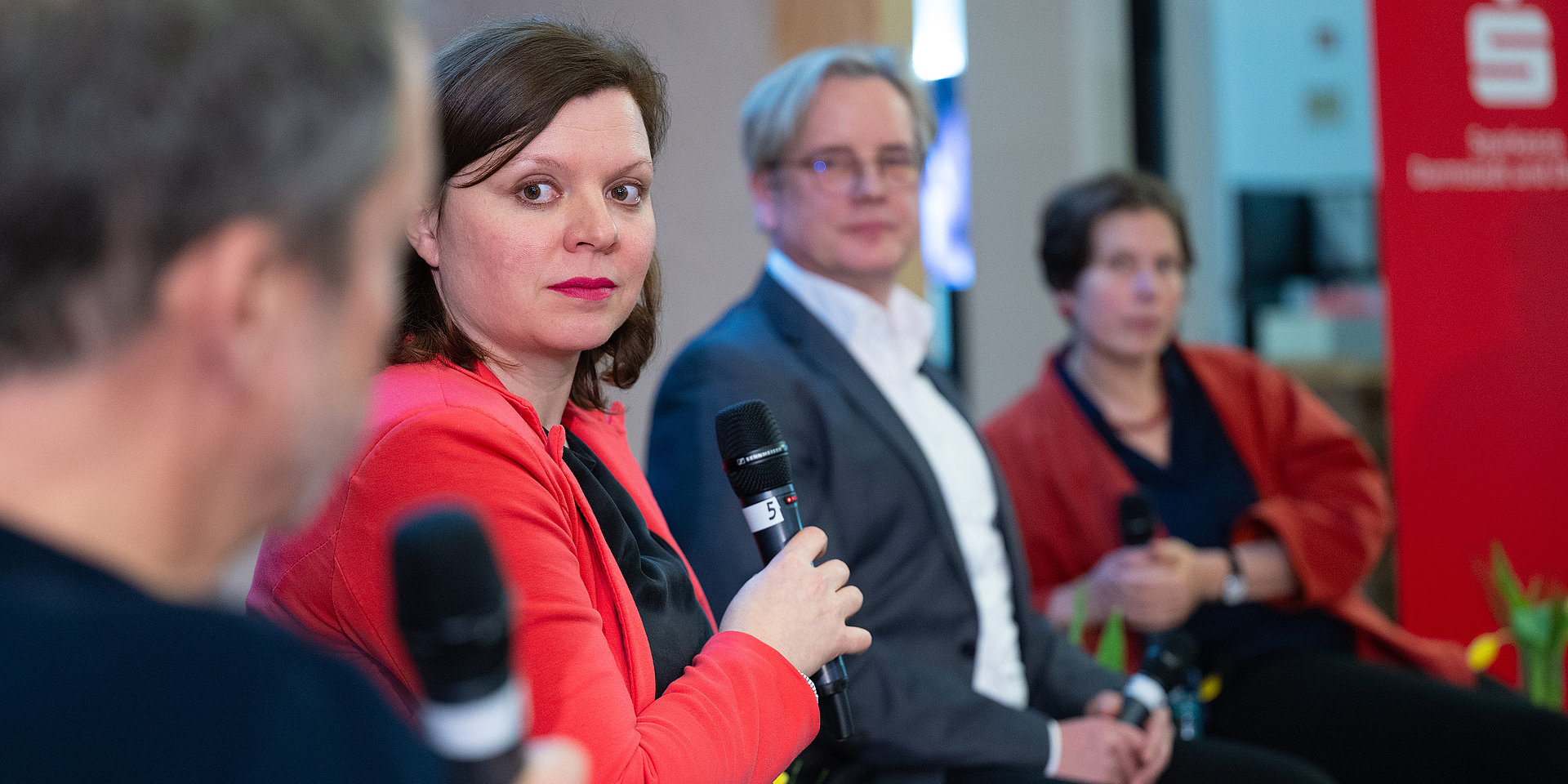 Die vier Panelisten; in der Mitte Eszter Tóth.