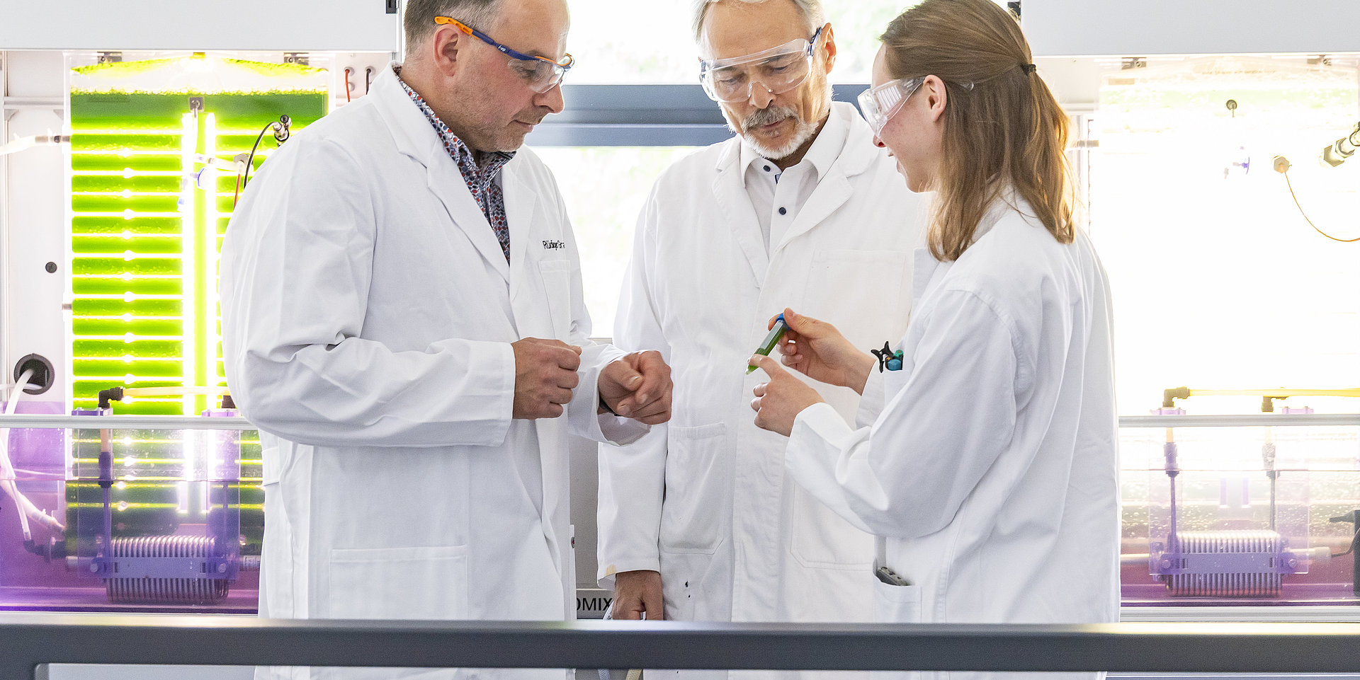 Prof. Rüdiger Graf, Dr. Gerd Klock, and doctoral candidate Samira Reuscher standing side by side.