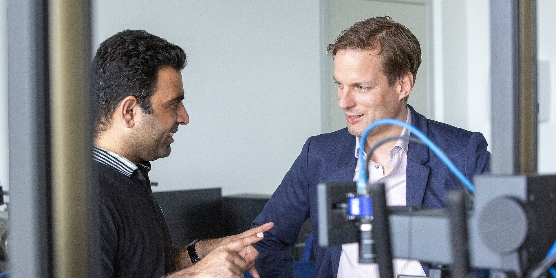 Yaqeen Ali und Prof. Dr. Johannes Gregori im Optotechnik-Labor.