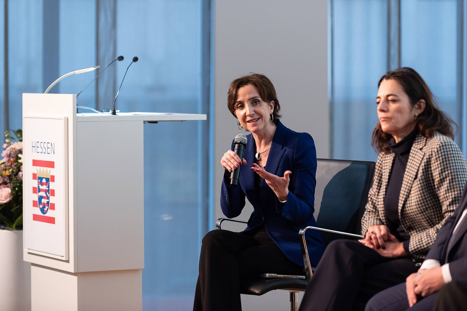 Zwei Diskussionsteilnehmerinnen auf dem Podium