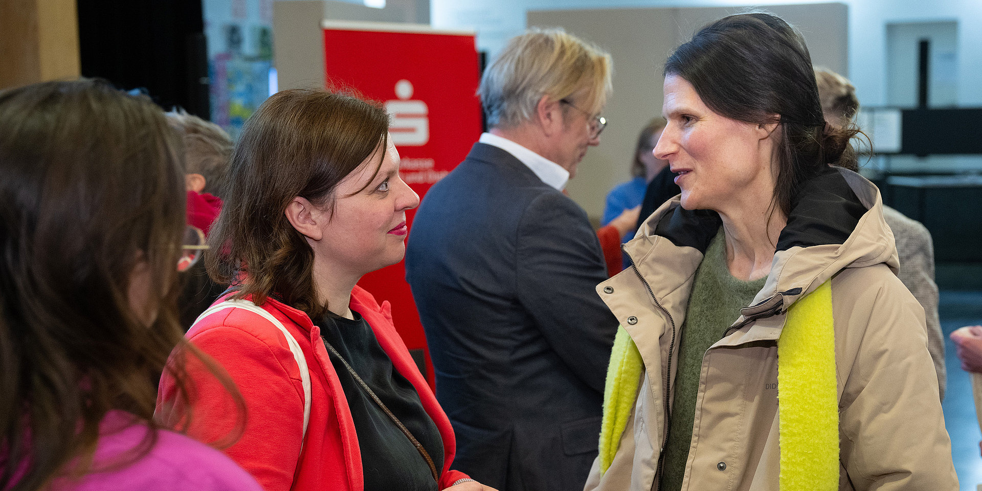 Eszter Tóth unterhält sich beim Get-together mit einer Besucherin.