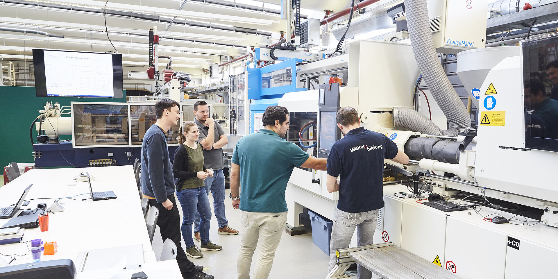 Forscher im Kunststofftechnik-Labor.