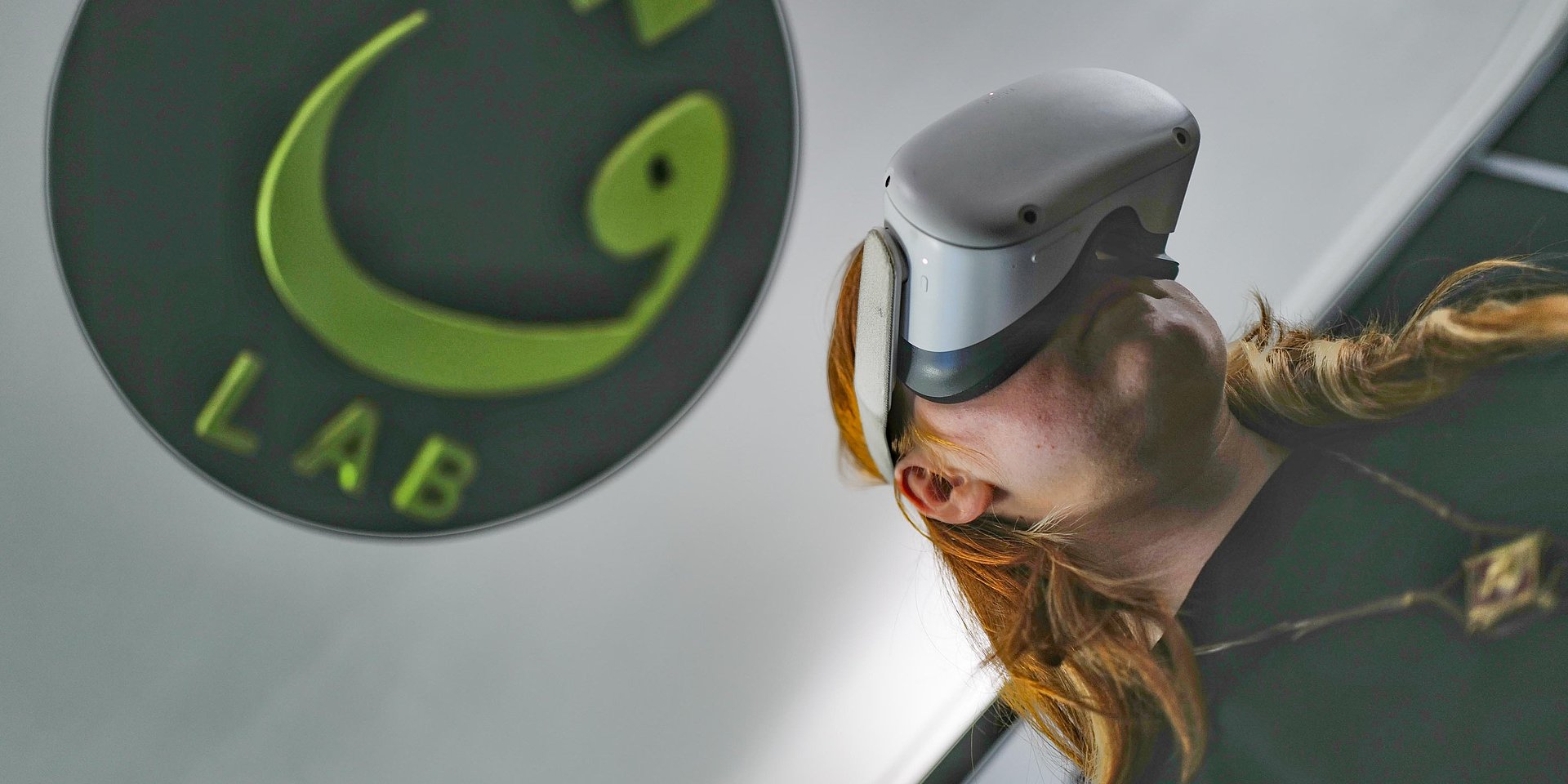 Eine Studentin mit einer Virtual-Reality-Brille.