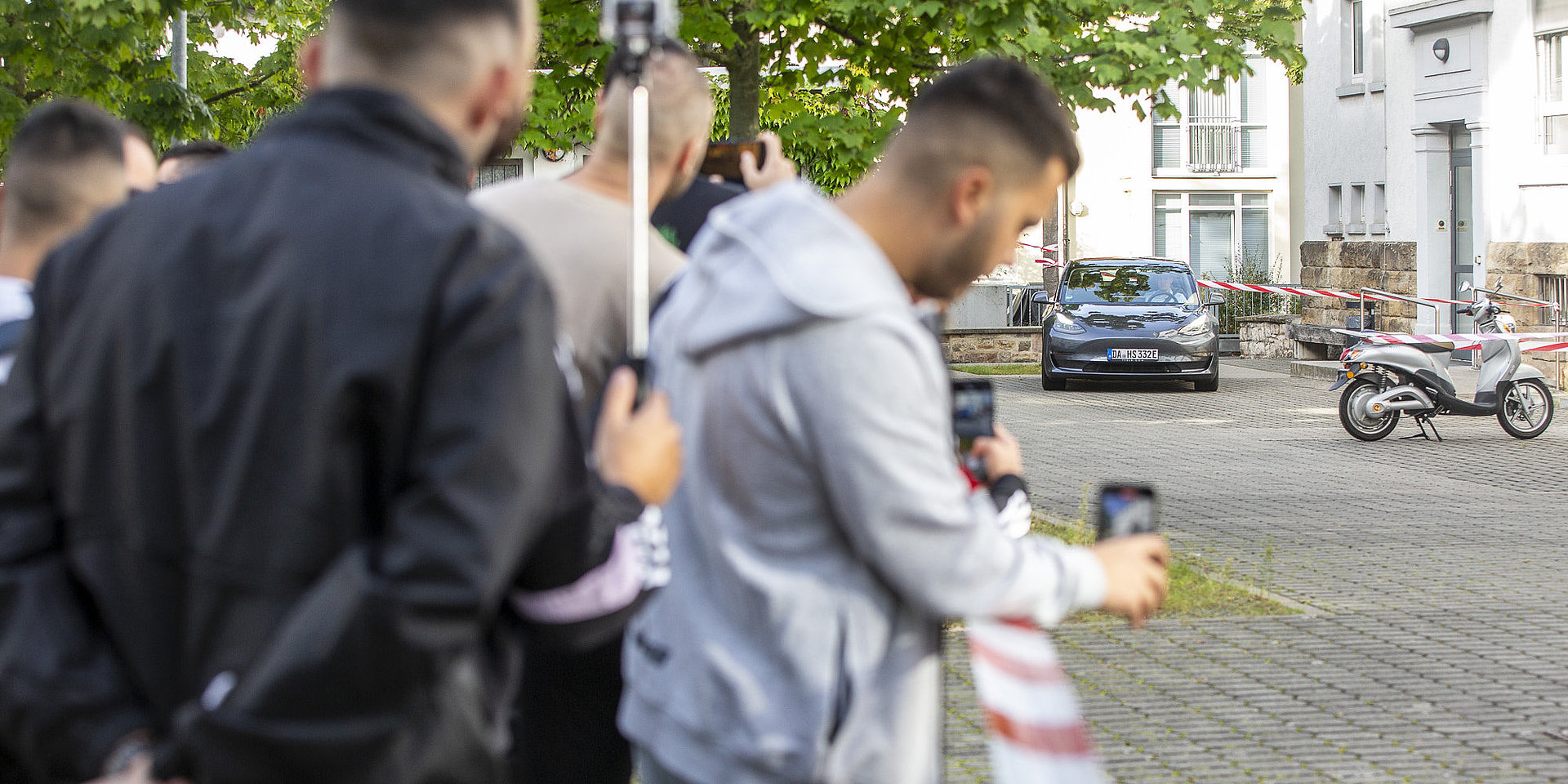 Student filmt die Testfahrt eines Autos.