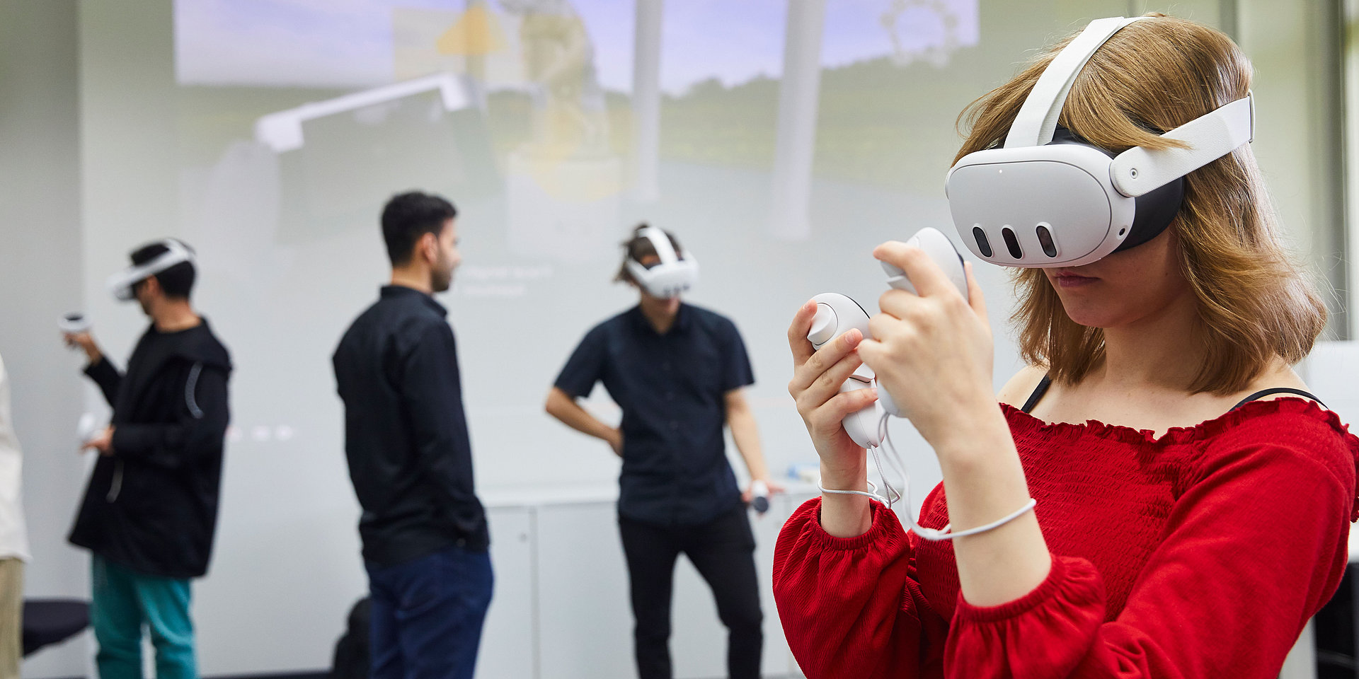 Studentin testet eine VR-Brille aus.