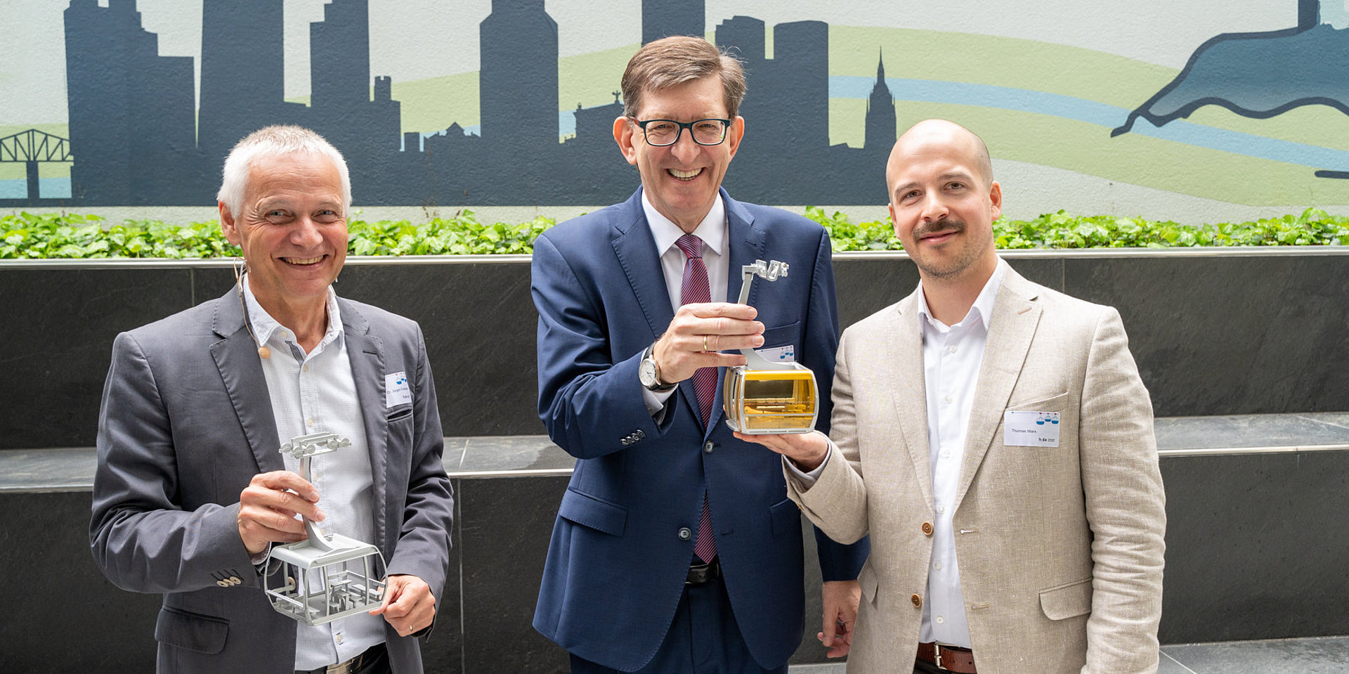  Prof. Dr. Jürgen Follmann (Links) und Thomas Marx (rechts) von der h_da, hier mit Thomas Horn vom Regionalverband FrankfurtRheinMain.