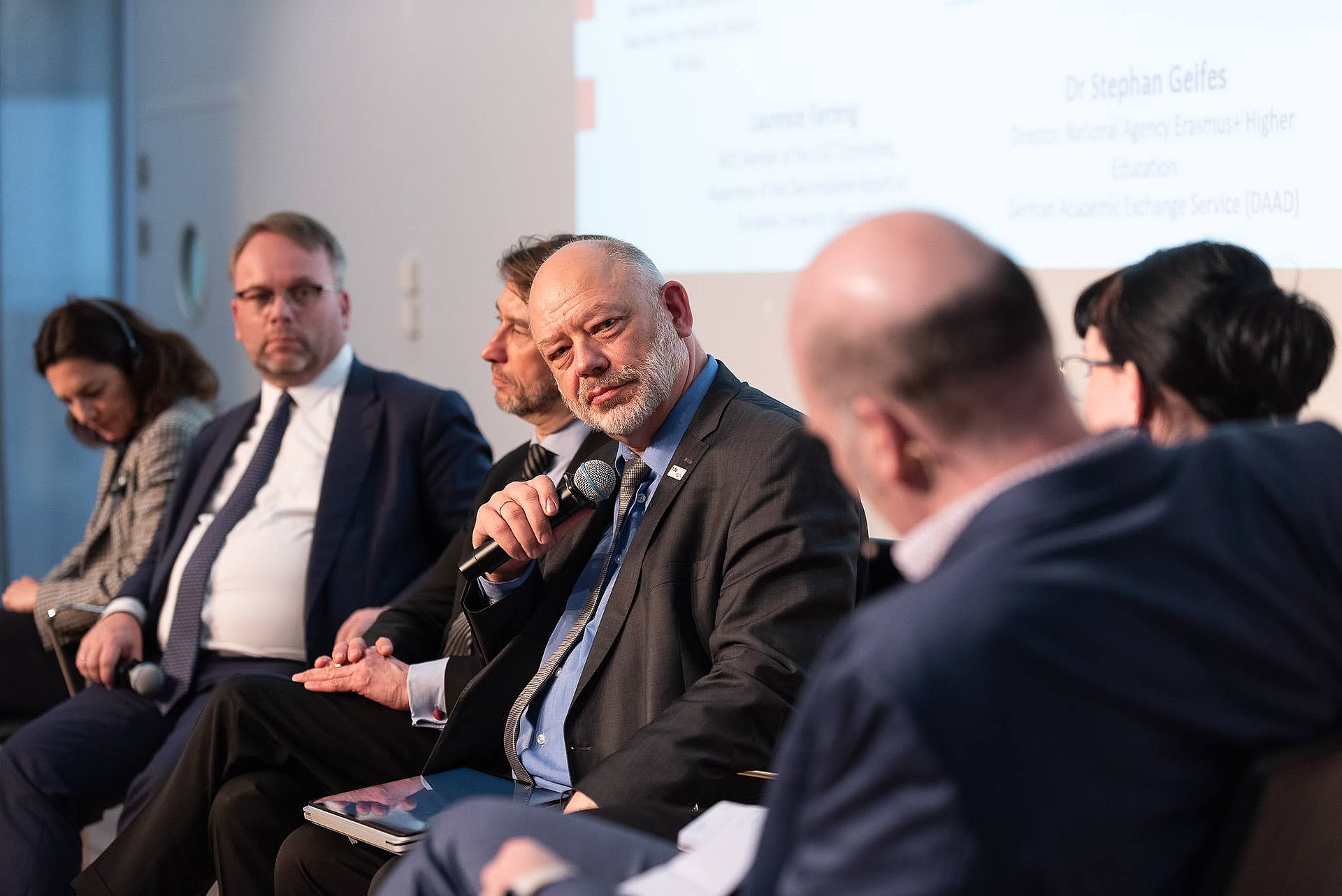h_da-Präsident Prof. Dr. Arnd Steinmetz diskutiert auf dem Podium 