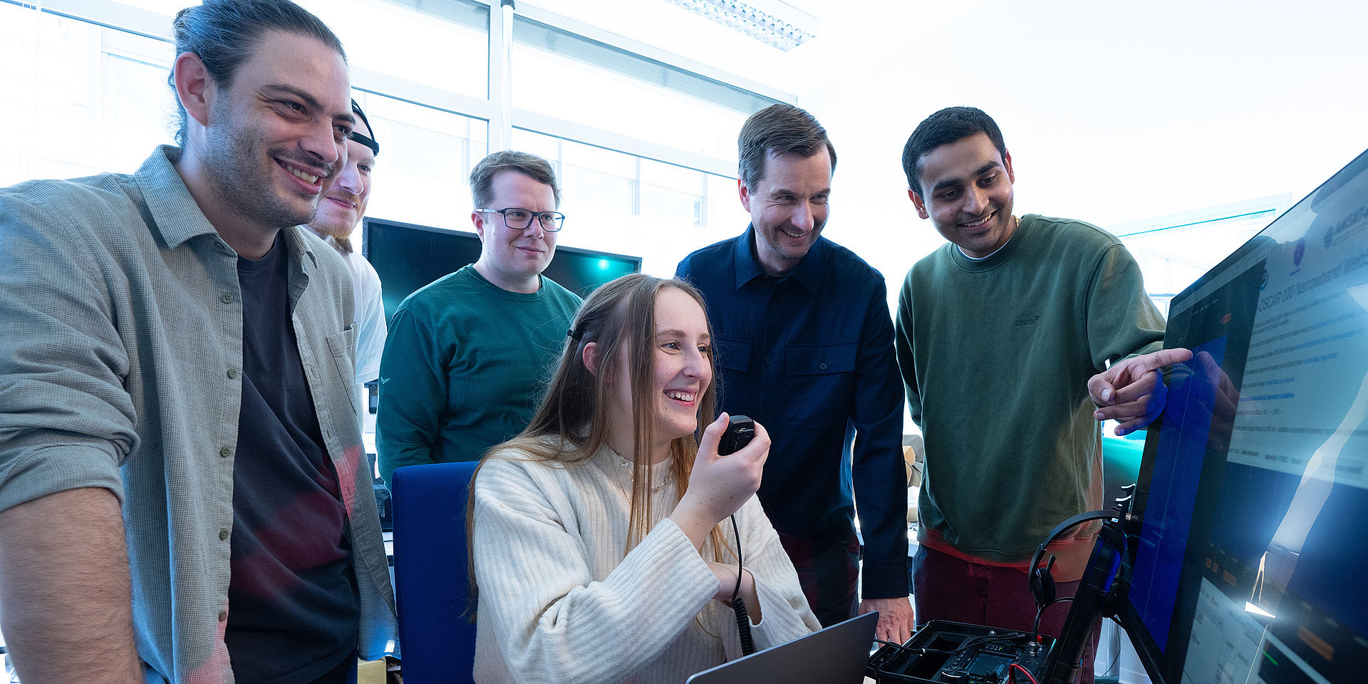 Informatik-Studenten mit Prof. Dr. Stefan Valentin.