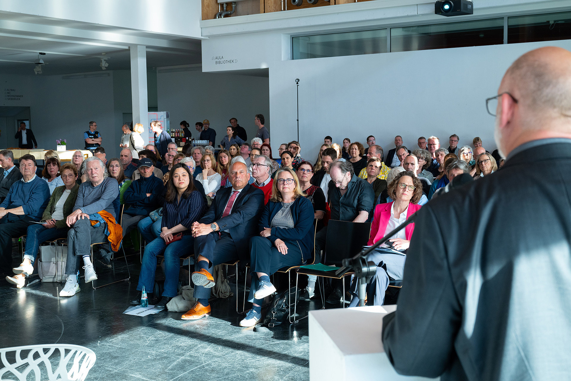 h_da President Arnd Steinmetz welcomed attendees to the 8th h_da Dialogue Forum.