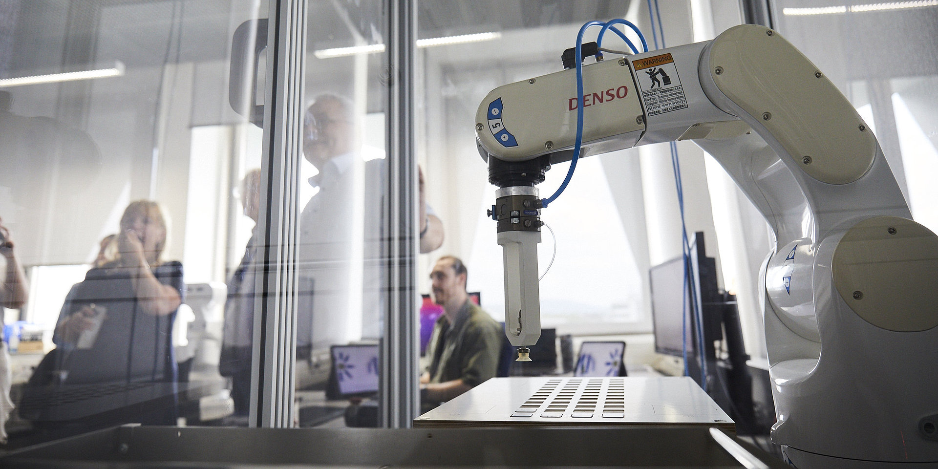 Roboter, der zu Demonstrationszwecken in einer Glasvitrine steht.