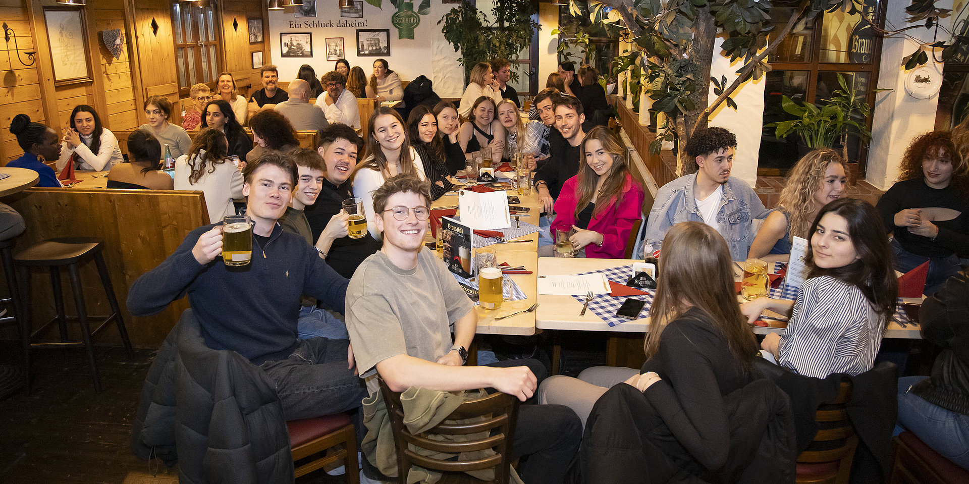 Studenten sitzen ausgelassen im restaurant.