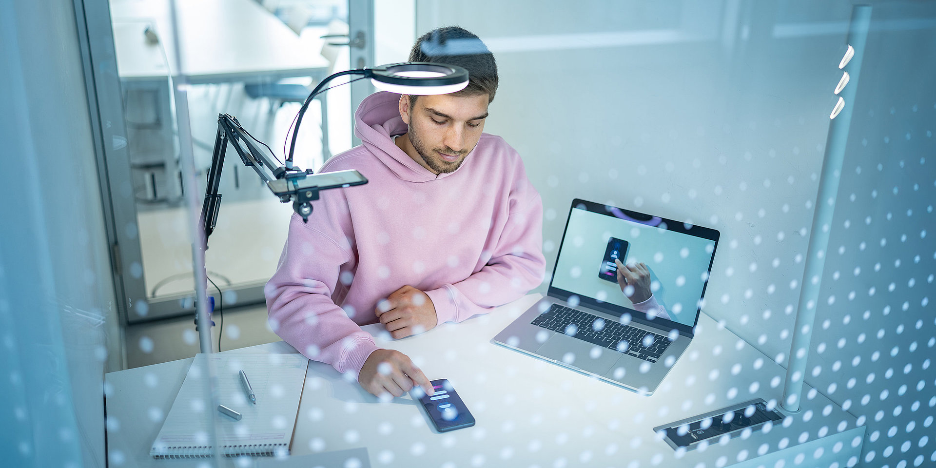 Junger Mann als Testperson im USP-Lab mit Handy und Bildschirm